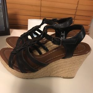 Black wedges